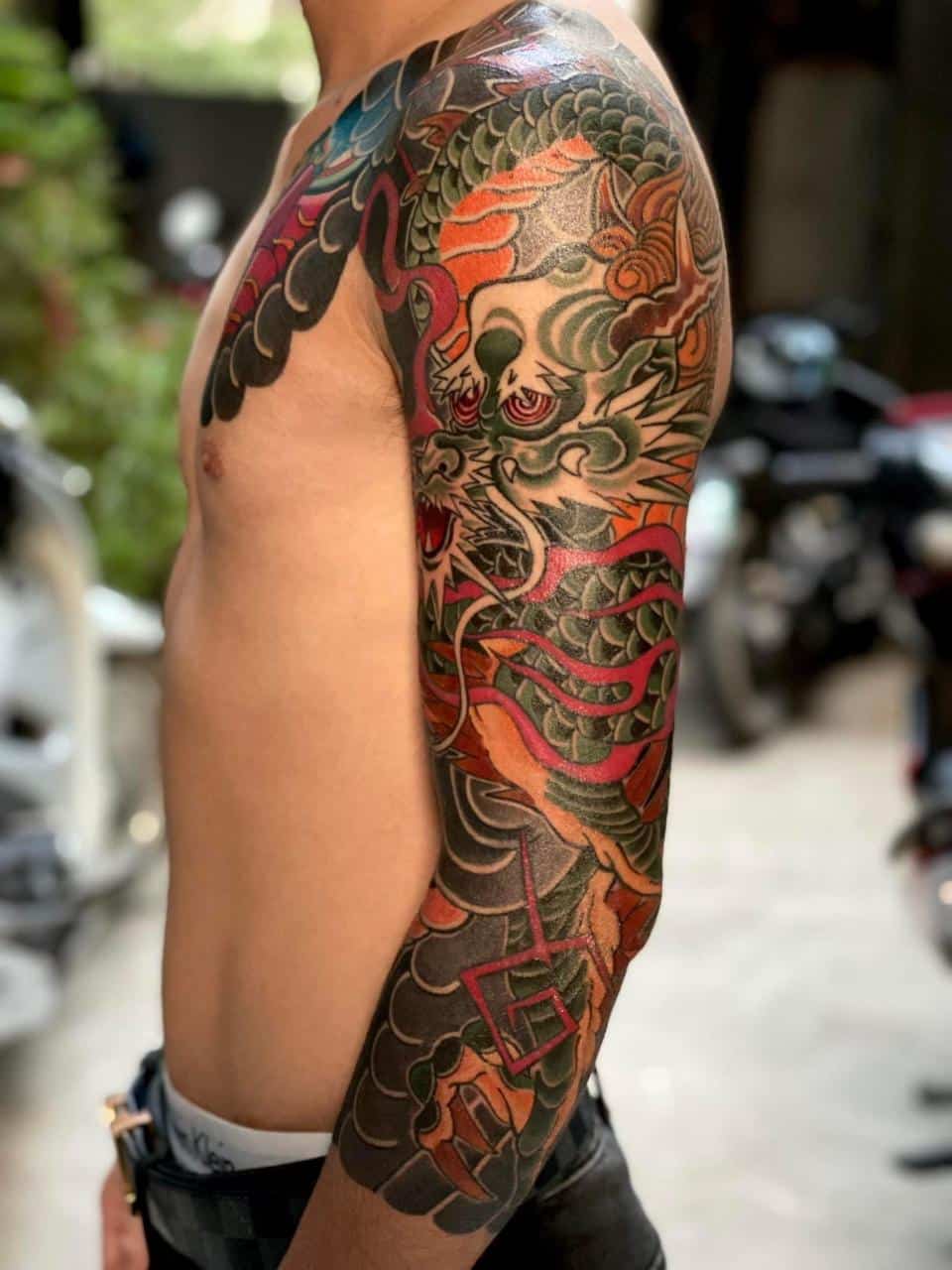 xam-nhat-co-full-tay-qua-nguc Hình xăm rồng tay qua ngực kín tay